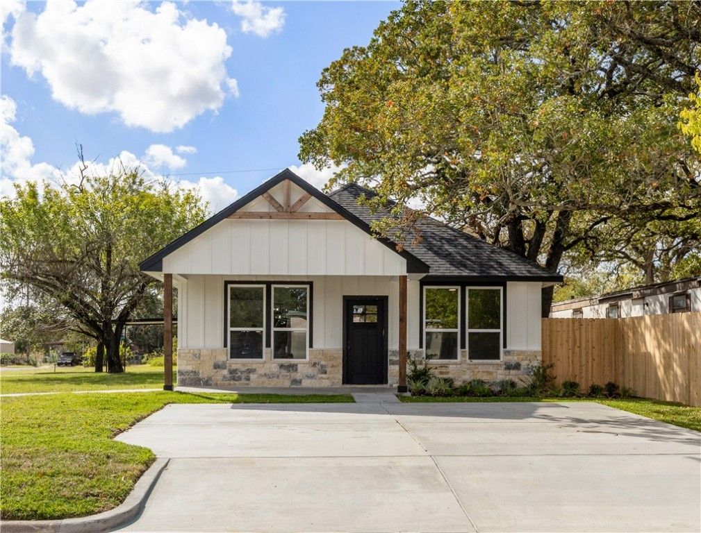 2903 Woodknoll Drive, Bryan, TX 77803