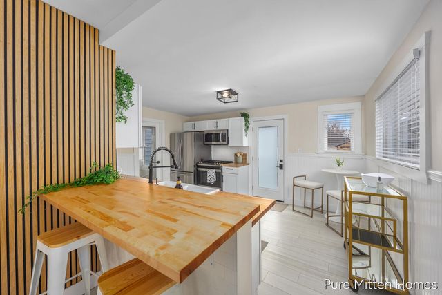 912 Arianna Street NW, Grand Rapids, MI 49504