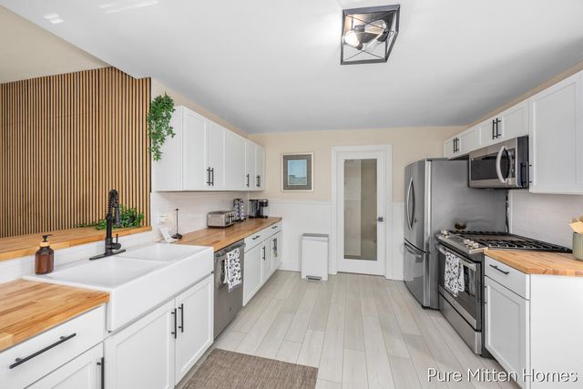 912 Arianna Street NW, Grand Rapids, MI 49504