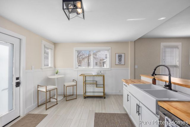 912 Arianna Street NW, Grand Rapids, MI 49504