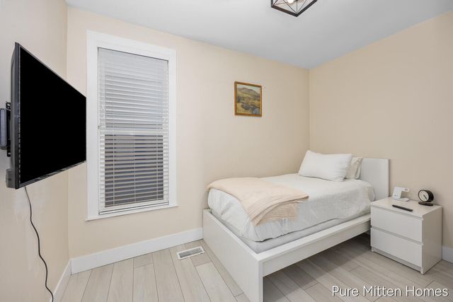 912 Arianna Street NW, Grand Rapids, MI 49504