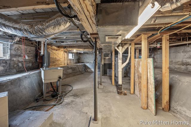 912 Arianna Street NW, Grand Rapids, MI 49504