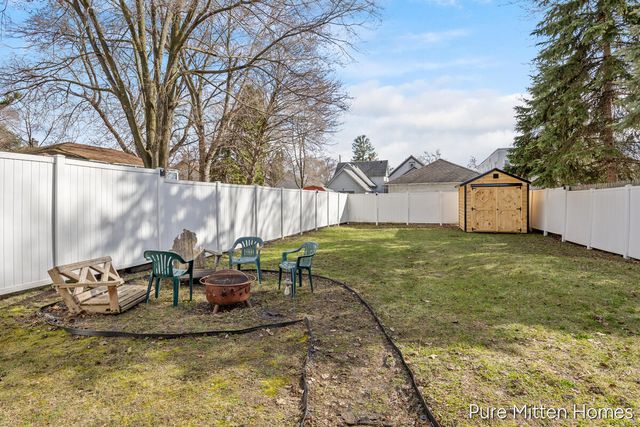 912 Arianna Street NW, Grand Rapids, MI 49504