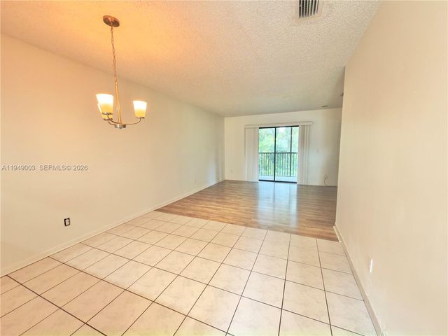 10453 NW 11th St 206, Pembroke Pines, FL 33026