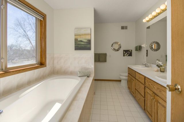 10341 Fox Run Road, Woodbury, MN 55129