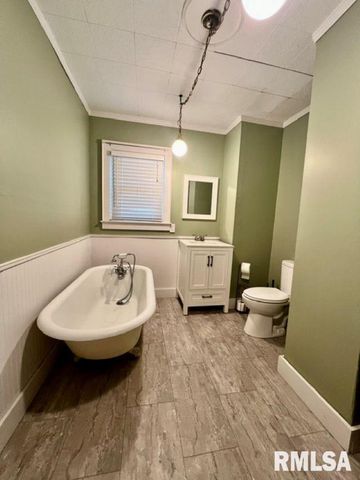 912 S STEWART Street, Creve Coeur, IL 61610