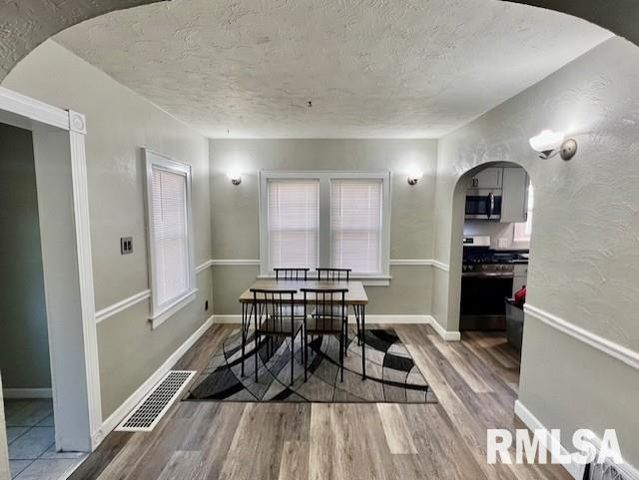 912 S STEWART Street, Creve Coeur, IL 61610