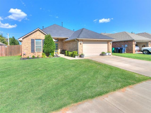 8912 Stacy Lynn Lane, Yukon, OK 73099