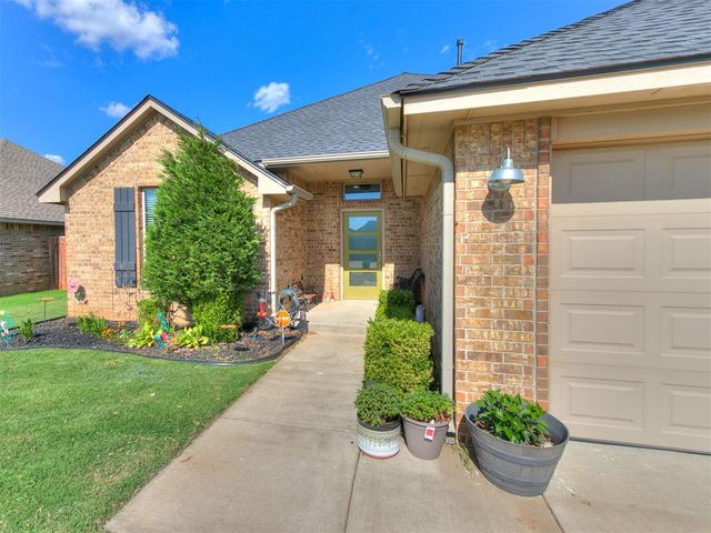 8912 Stacy Lynn Lane, Yukon, OK 73099