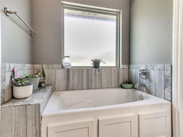 8912 Stacy Lynn Lane, Yukon, OK 73099