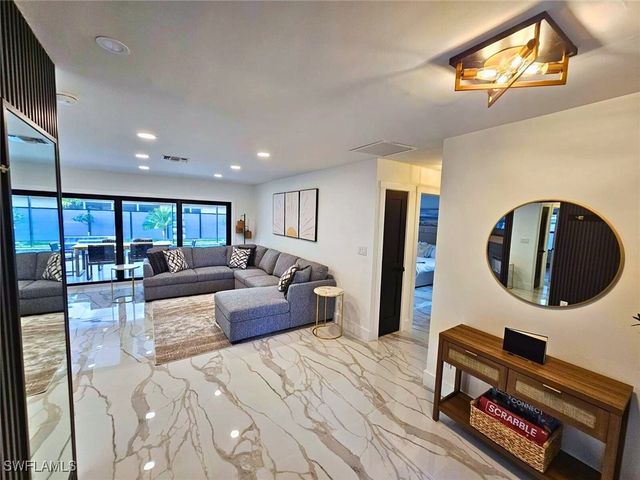 135 TAHITI CIR, Naples, FL 34113