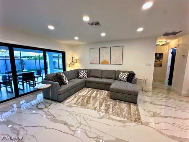 135 TAHITI CIR, Naples, FL 34113