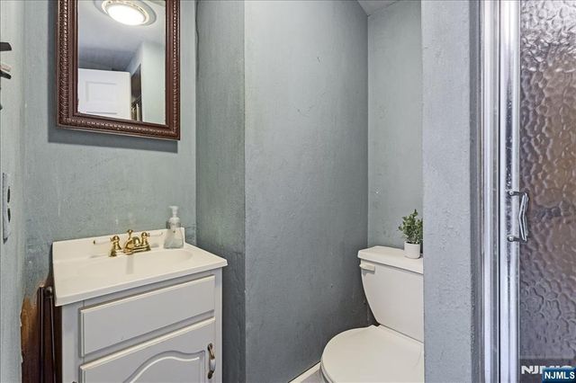 20 Remington Road, Fair Lawn, NJ 07410