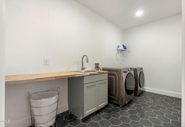 1200 Roosevelt Drive, Chapel Hill, NC 27514