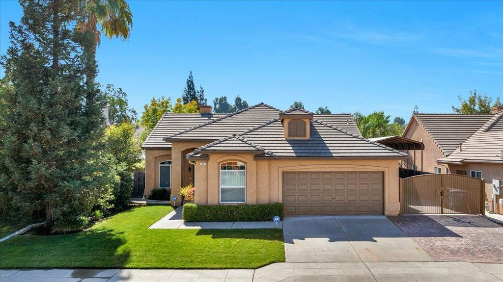 1127 E Pinehurst Avenue, Fresno, CA 93730