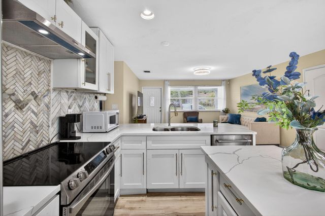 140 W 31st Court, Riviera Beach, FL 33404
