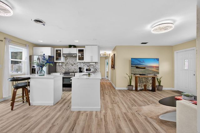 140 W 31st Court, Riviera Beach, FL 33404