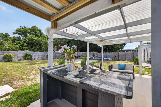 140 W 31st Court, Riviera Beach, FL 33404