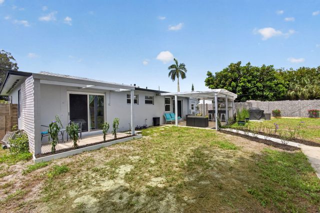 140 W 31st Court, Riviera Beach, FL 33404