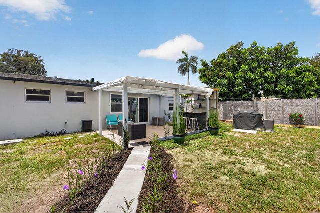 140 W 31st Court, Riviera Beach, FL 33404
