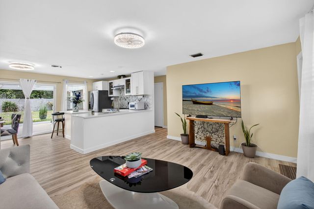 140 W 31st Court, Riviera Beach, FL 33404