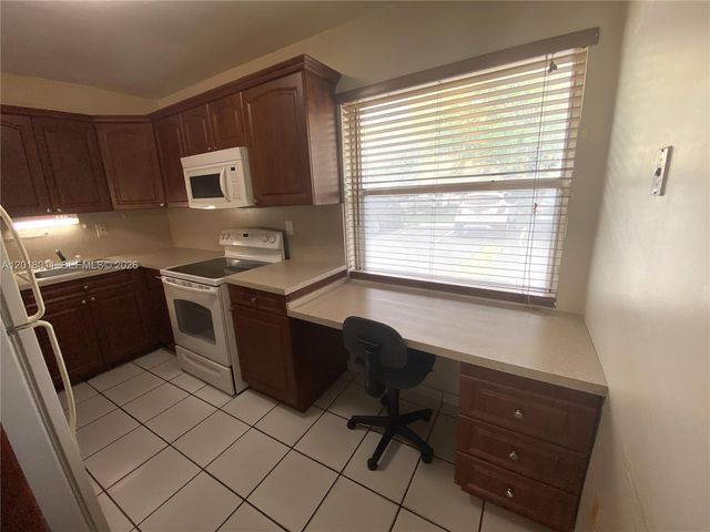 1590 W 46th St 117, Hialeah, FL 33012