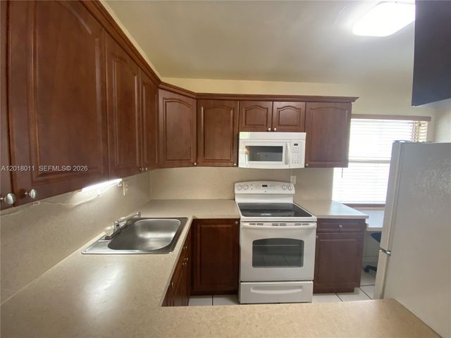 1590 W 46th St 117, Hialeah, FL 33012
