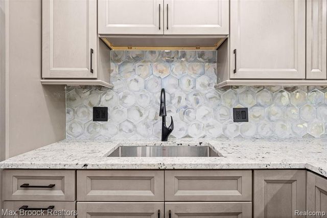 2724 Alveston Drive, Bloomfield Village, MI 48304