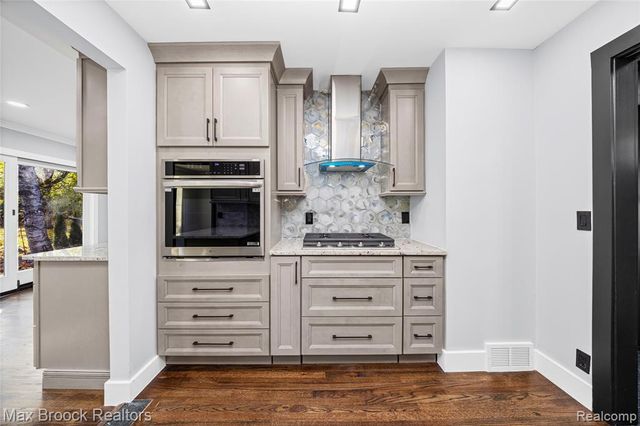 2724 Alveston Drive, Bloomfield Village, MI 48304