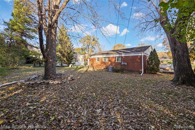 2724 Alveston Drive, Bloomfield Village, MI 48304