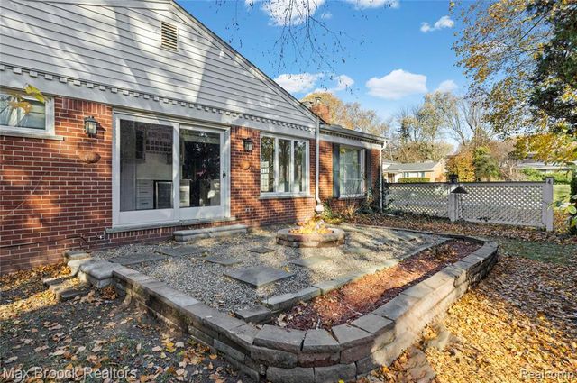 2724 Alveston Drive, Bloomfield Village, MI 48304