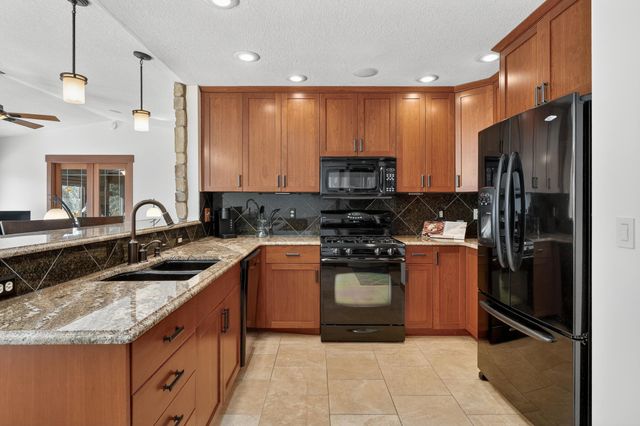 7067 Robinwood Trail, Woodbury, MN 55125