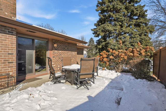 7067 Robinwood Trail, Woodbury, MN 55125