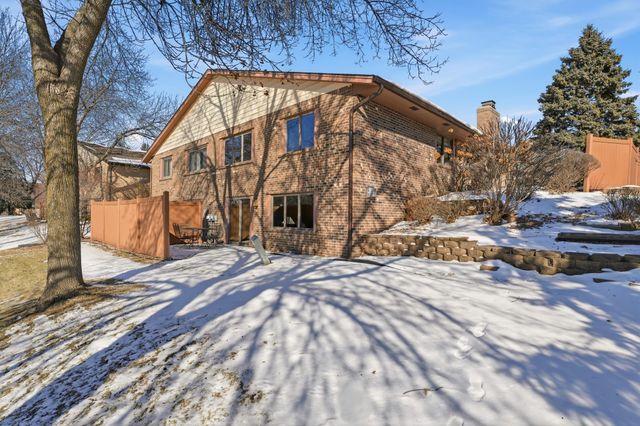 7067 Robinwood Trail, Woodbury, MN 55125