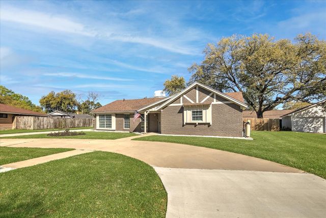 5006 Homewood Lane, Baytown, TX 77521