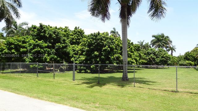 4 Av NE 152 St, Biscayne Gardens, FL 33162