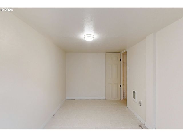 255 COLLEGE St, Adams, OR 97810