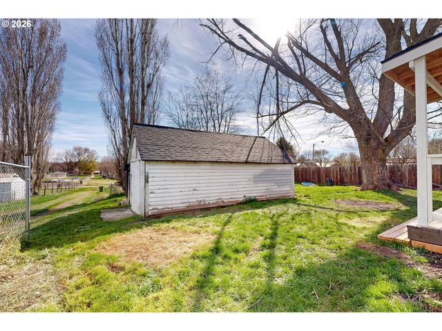 255 COLLEGE St, Adams, OR 97810