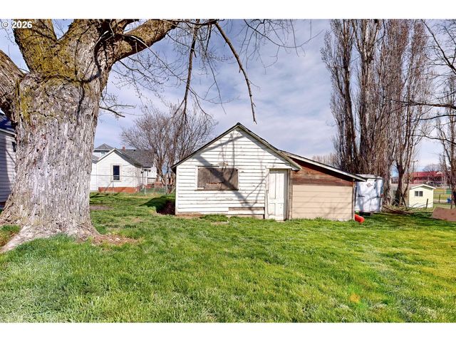 255 COLLEGE St, Adams, OR 97810