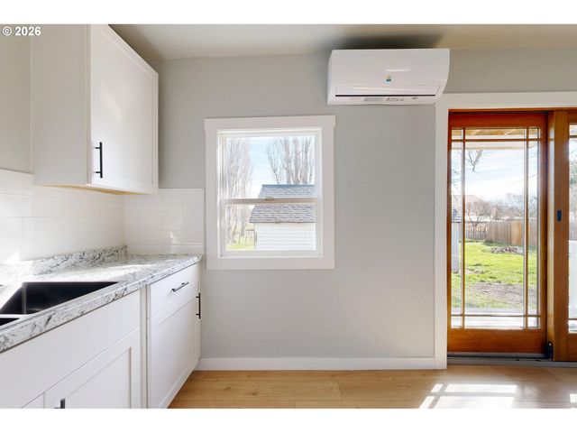 255 COLLEGE St, Adams, OR 97810