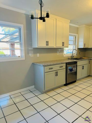 116 W LEWIS Street, Cochran, GA 31014