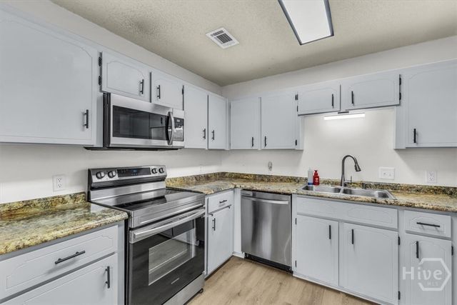 1104 Tomcat Trl, Hinesville, GA 31313