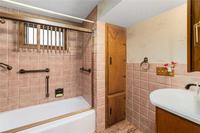 26 Chardon Drive, Portsmouth, RI 02871