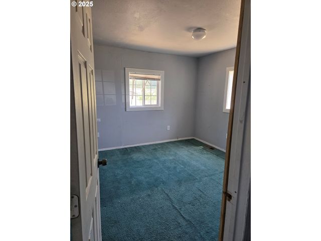 92367 E Rd, Astoria, OR 97103