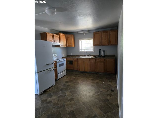 92367 E Rd, Astoria, OR 97103