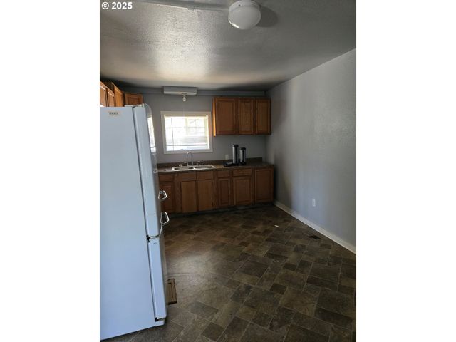 92367 E Rd, Astoria, OR 97103