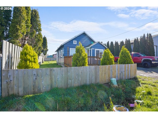 92367 E Rd, Astoria, OR 97103