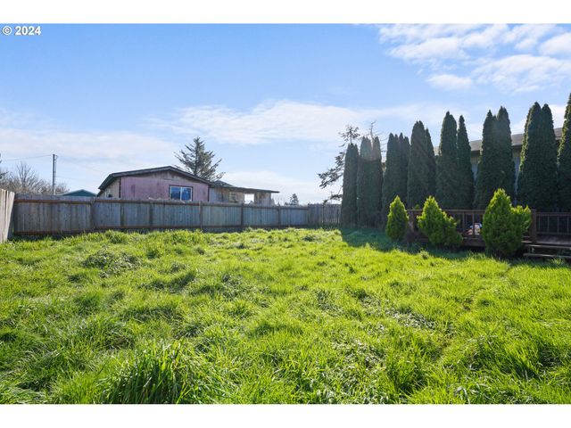 92367 E Rd, Astoria, OR 97103
