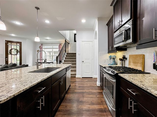 717 Via Lago, Webster, TX 77598