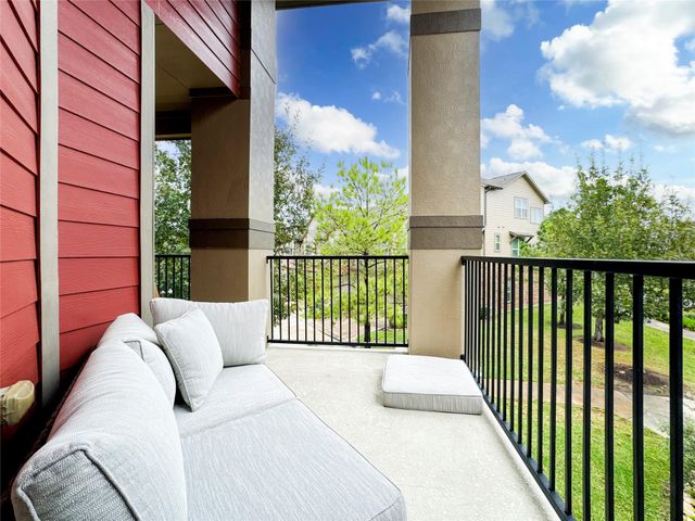 717 Via Lago, Webster, TX 77598